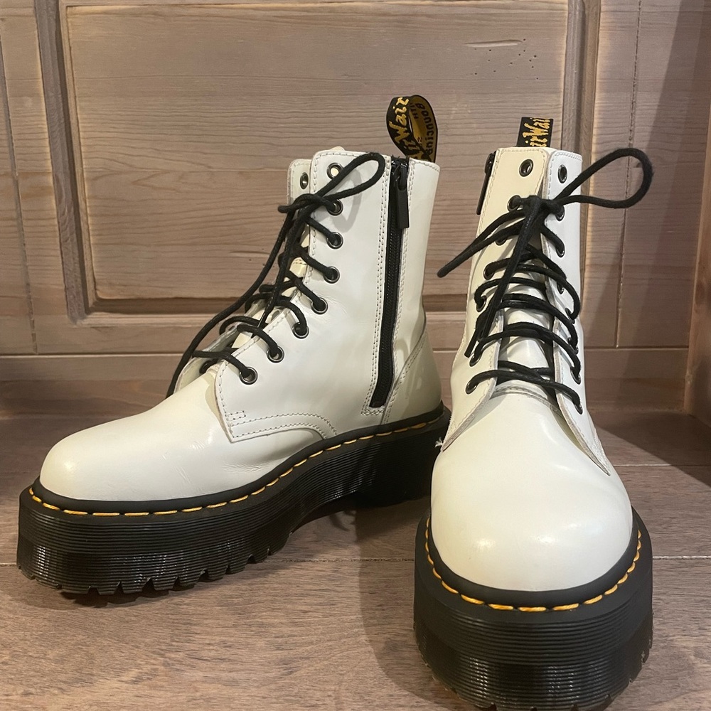 Dr. Martens Jadon Platform classic 8-Eye Boot - Picture 3 of 11